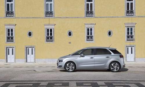 Die Citroën-Designer sagen: Durch die kurzen Überhänge und die großen Reifen sieht der C4 Picasso der ursprünglichen Zeichenskizze so  ähnlich wie kaum ein anderes Auto