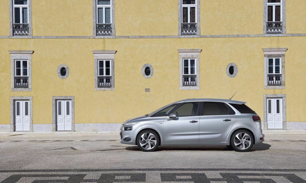 Die Citroën-Designer sagen: Durch die kurzen Überhänge und die großen Reifen sieht der C4 Picasso der ursprünglichen Zeichenskizze so  ähnlich wie kaum ein anderes Auto