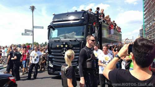 Fan-bus-jubel-berlin-1405418531-1024x576