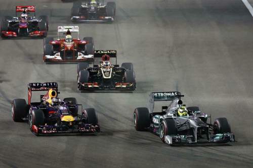 Beim Start kann Rosberg zunächst an Vettel vorbeifahren...