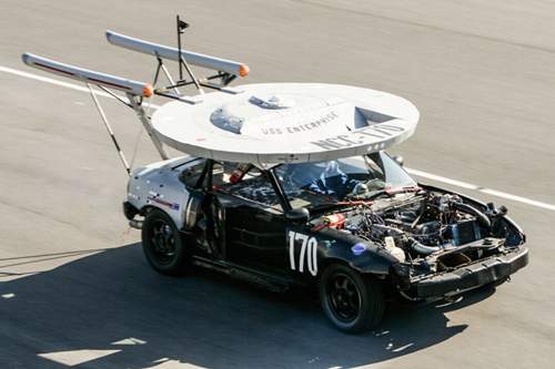 Der Veranstalter lässt als Bestrafung aerodynamische Hindernisse anschweißen. Dieser Raumschiff-Aufbau ist allerdings gewollt