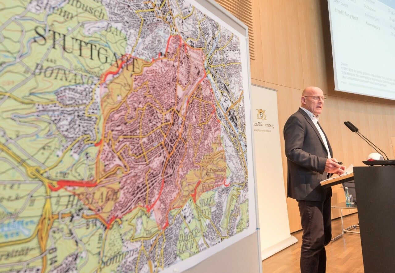 Verkehrsminister Winfried Hermann am 06.05.2017 während der Vorstellung des Luftreinhalteplans der Stadt Stuttgart.