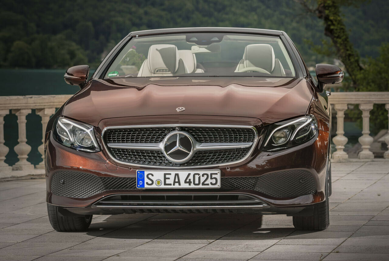 Mercedes E-Klasse Cabrio Frontansicht: Wie das Coupé trägt das Cabrio den Diamantgrill mit großem Zentralstern