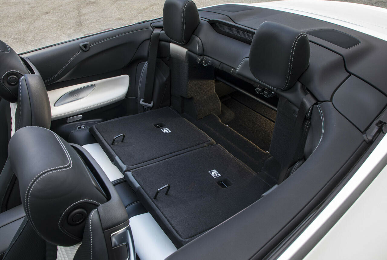 Im neuen Cabrio der E-Klasse lässt sich die Lehne der Rücksitze umlegen und so der Stauraum erweitern