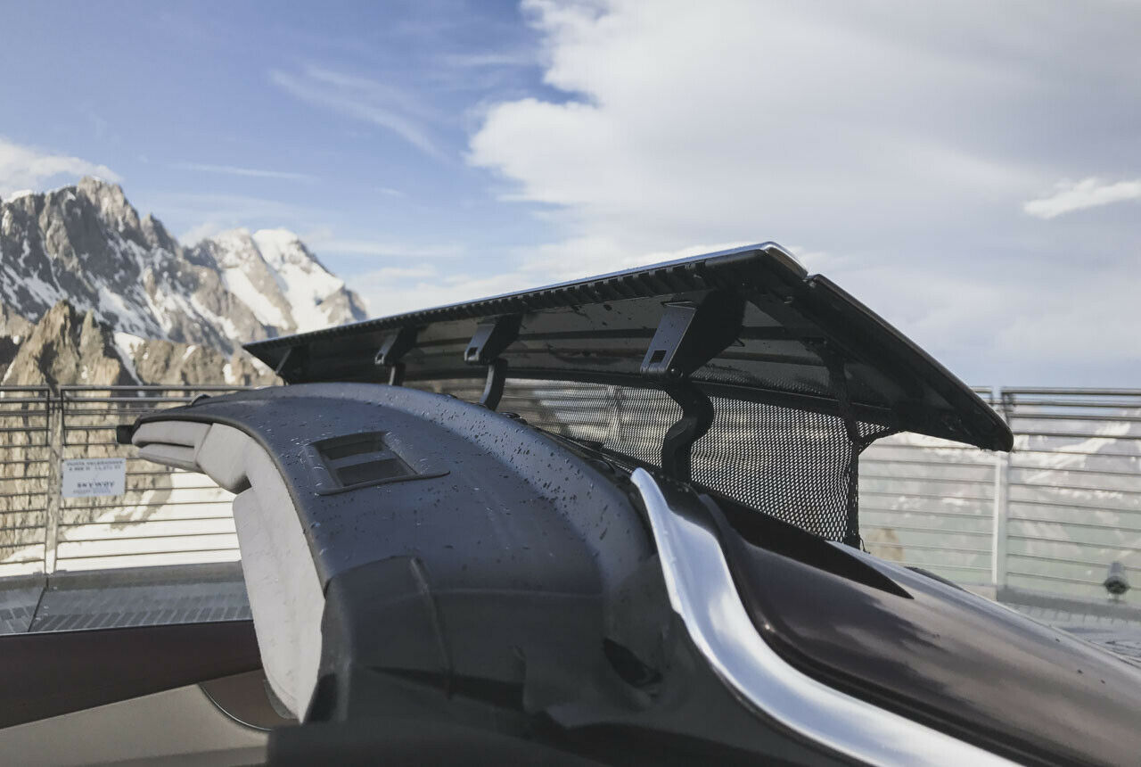 Aircap heißt der kleine Spoiler im Windschutzscheibenrahmen, der die Luft weit über die Köpfe der Insassen leiten soll