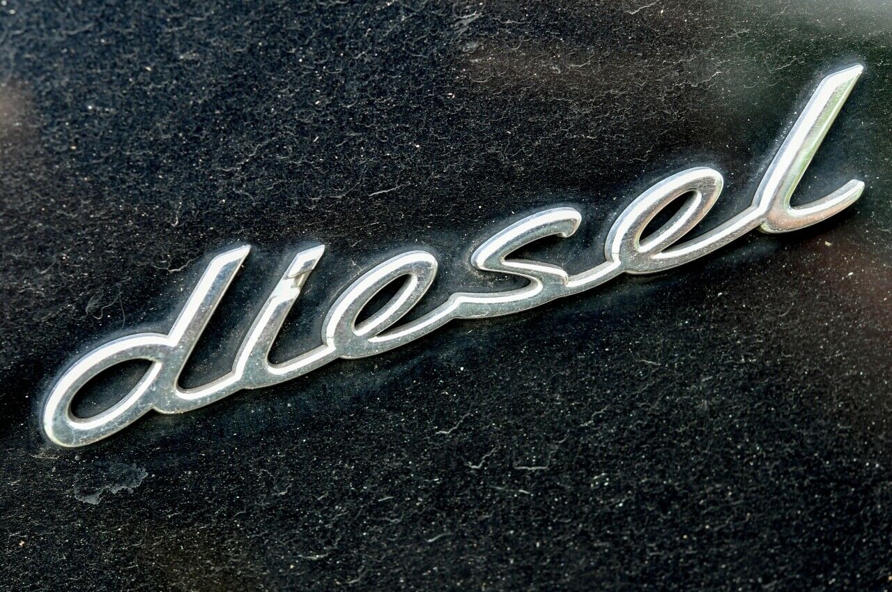 Erneut ein Minus für den Diesel: Gegenüber dem September verlor der Antrieb nur leicht an Marktanteil, im Jahresvergleich wird der Trend überdeutlich