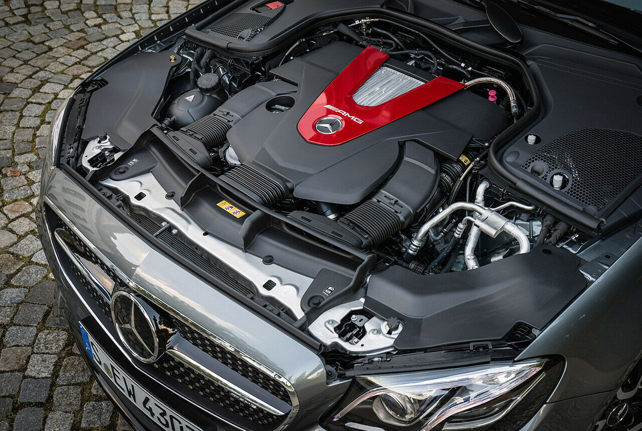 Den Mercedes-AMG E 43 4Matic erkennt man am roten "V" unter der Haube