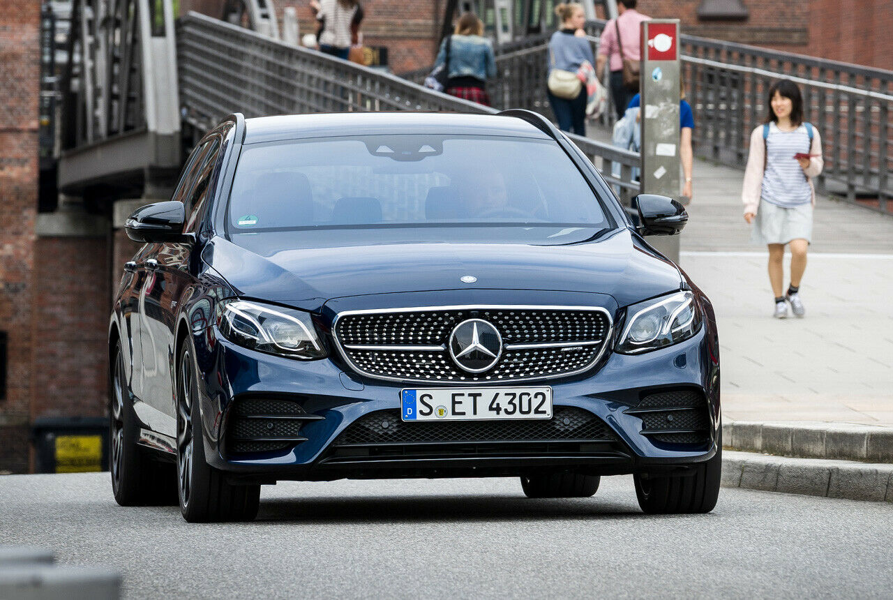 Der Grill mit großem Zentralstern verfügt beim Mercedes-AMG E 43 4Matic über verchromte Pins