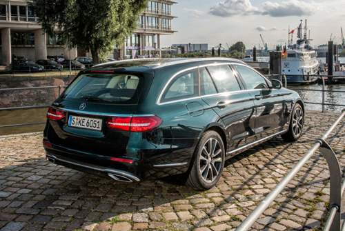 Zunächst kommt die E-Klasse als Kombi mit zwei Benzinern, der E 250 leistet 211 PS, fährt sich leichtfüßig und kräftig