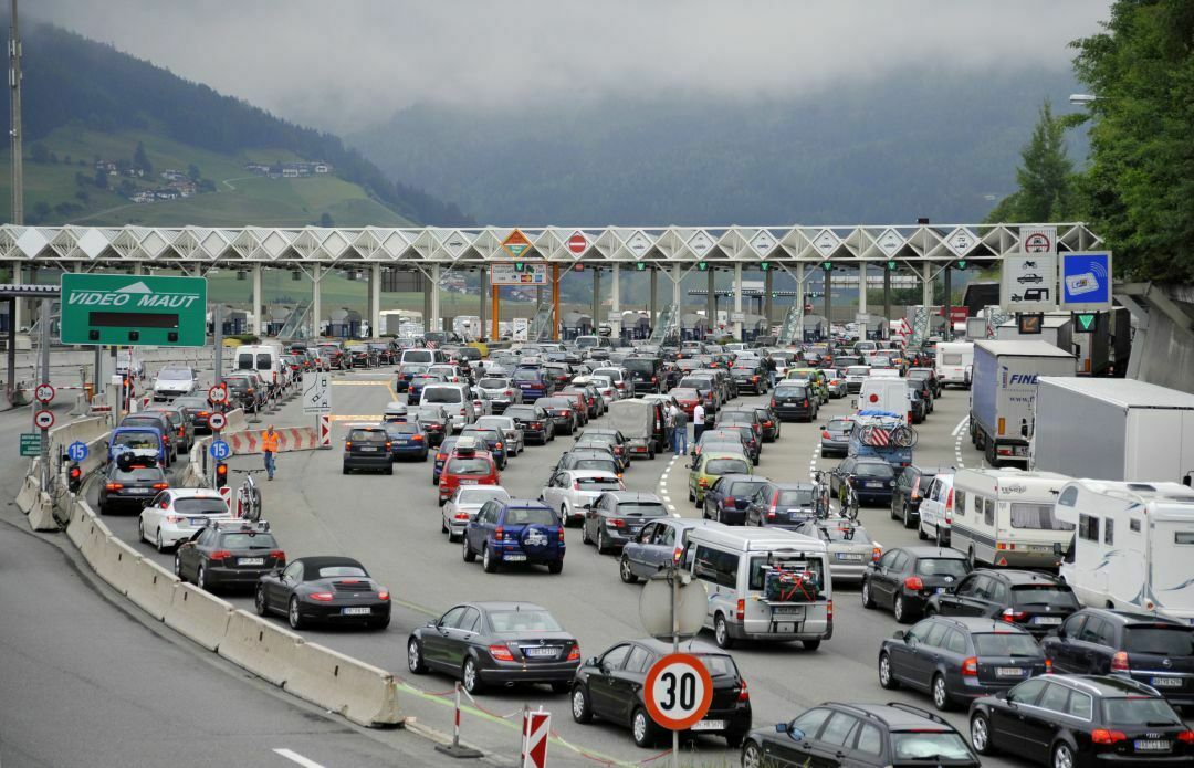 Trotz Staugefahr - wie hier auf der Brenner-Autobahn (A13) bei Bregenz - fahren die meisten Urlaubswilligen immer noch mit dem Auto in die Ferien