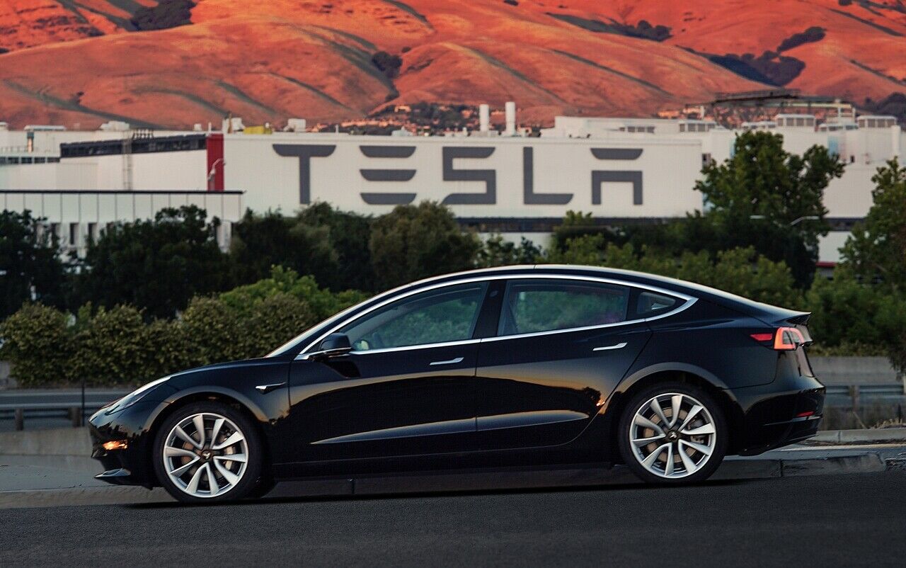 Hohe Investitionen belasten erwartungsgemäß die Bilanz des Elektroauto-Bauers Tesla. Investoren bewerteten die nun vorgelegten Zahlen positiv