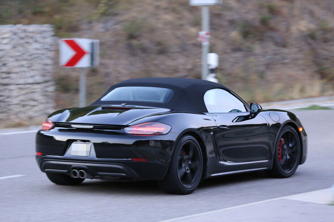 Unter dem Blech fehlen Boxster und Cayman künftig zwei Zylinder, dafür kommt ein Turbo hinzu