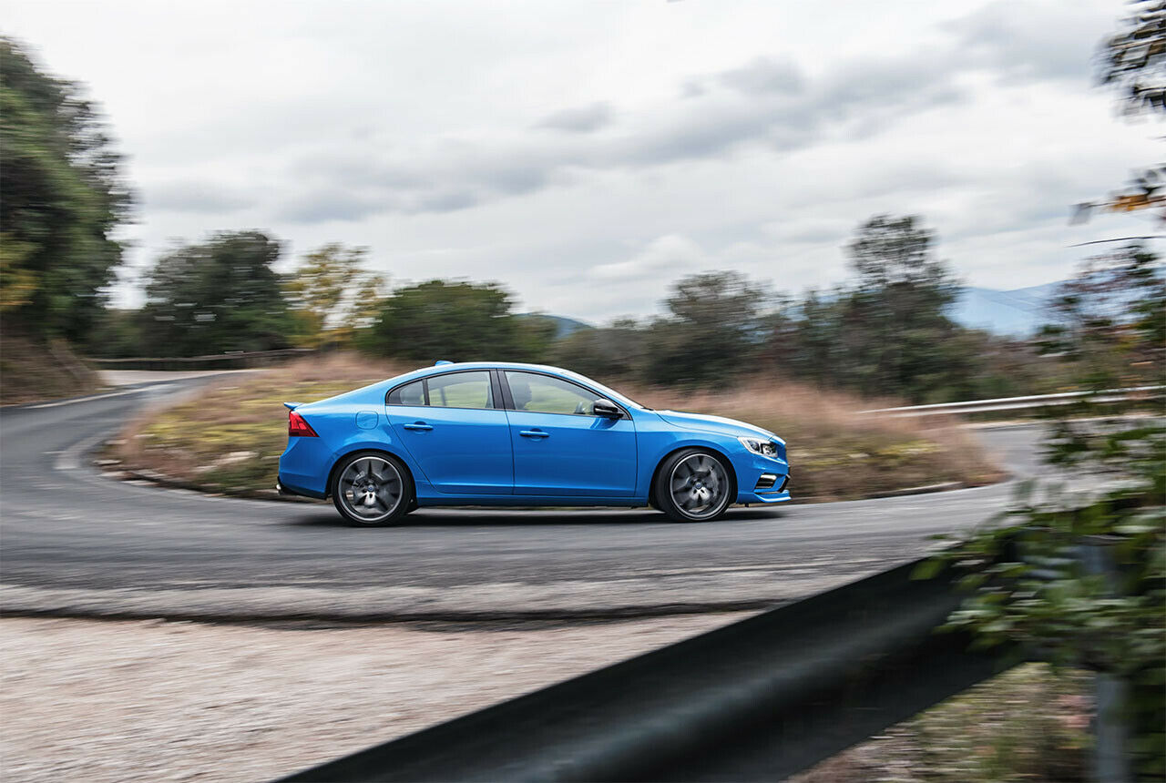 Die Gewichtsverteilung fällt dank des kleineren Motors bei den neuen Polestar-Modellen weniger frontlastig aus