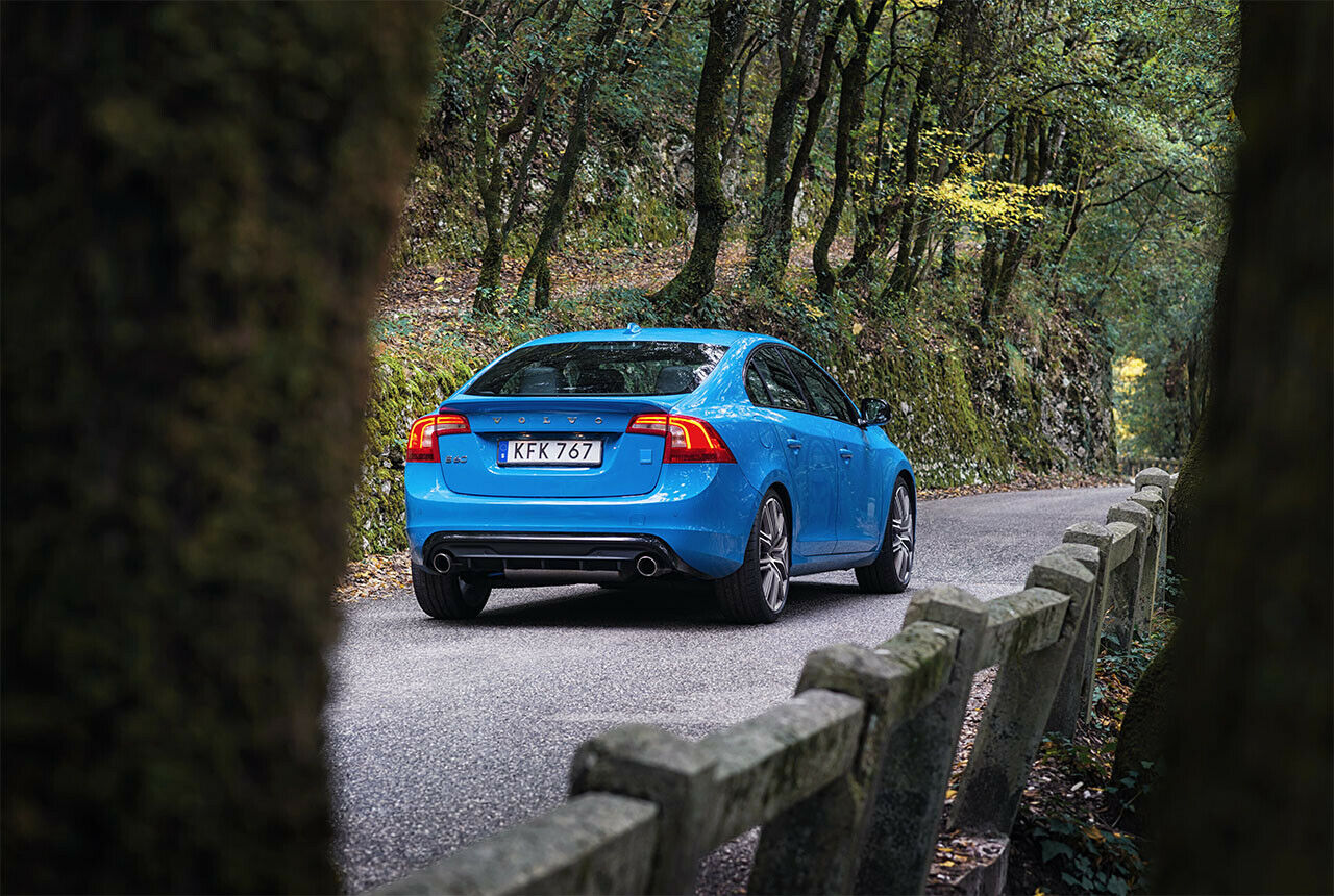 ...ziert ein angedeuteter Diffusor und das blaue Polestar-Logo