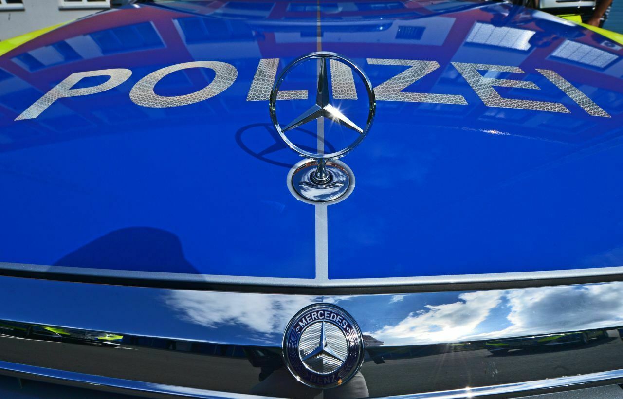 In Baden-Württemberg verfolgte die Polizei einen Autofahrer. Eine zu schmale Brücke stoppte dessen Flucht