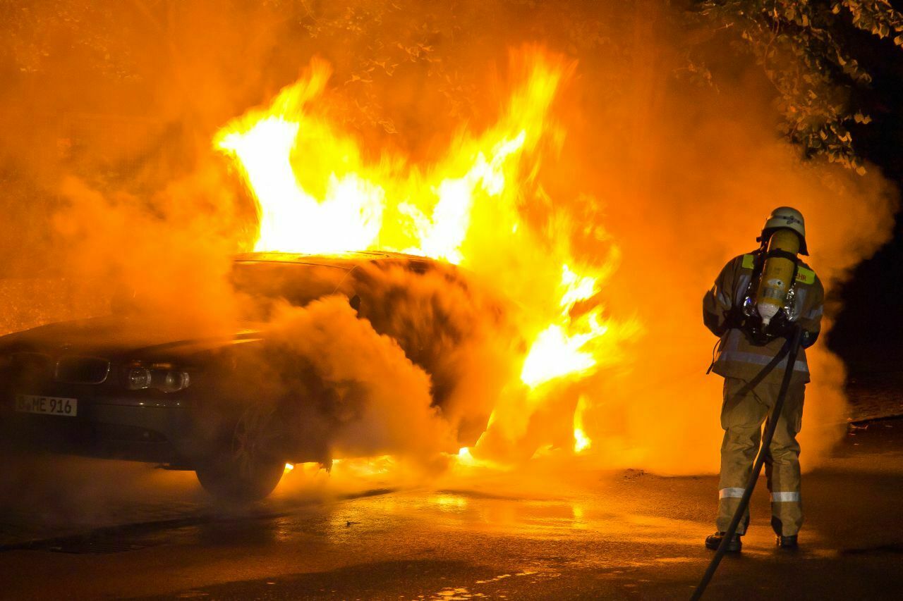 Das war Brandstiftung: Autobrand in Berlin. Viele Brände entstehen dagegen durch technische Defekte oder poröse Leitungen
