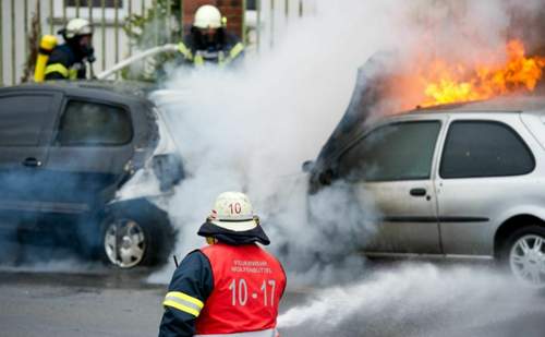 Meist kann die Feuerwehr die Flammen eindämmen, aber das Auto nicht retten