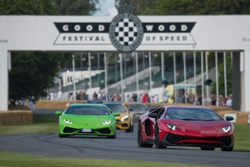 Die ersten Exemplare des geschlossenen Aventador Superveloce (vorn) werden jetzt ausgeliefert