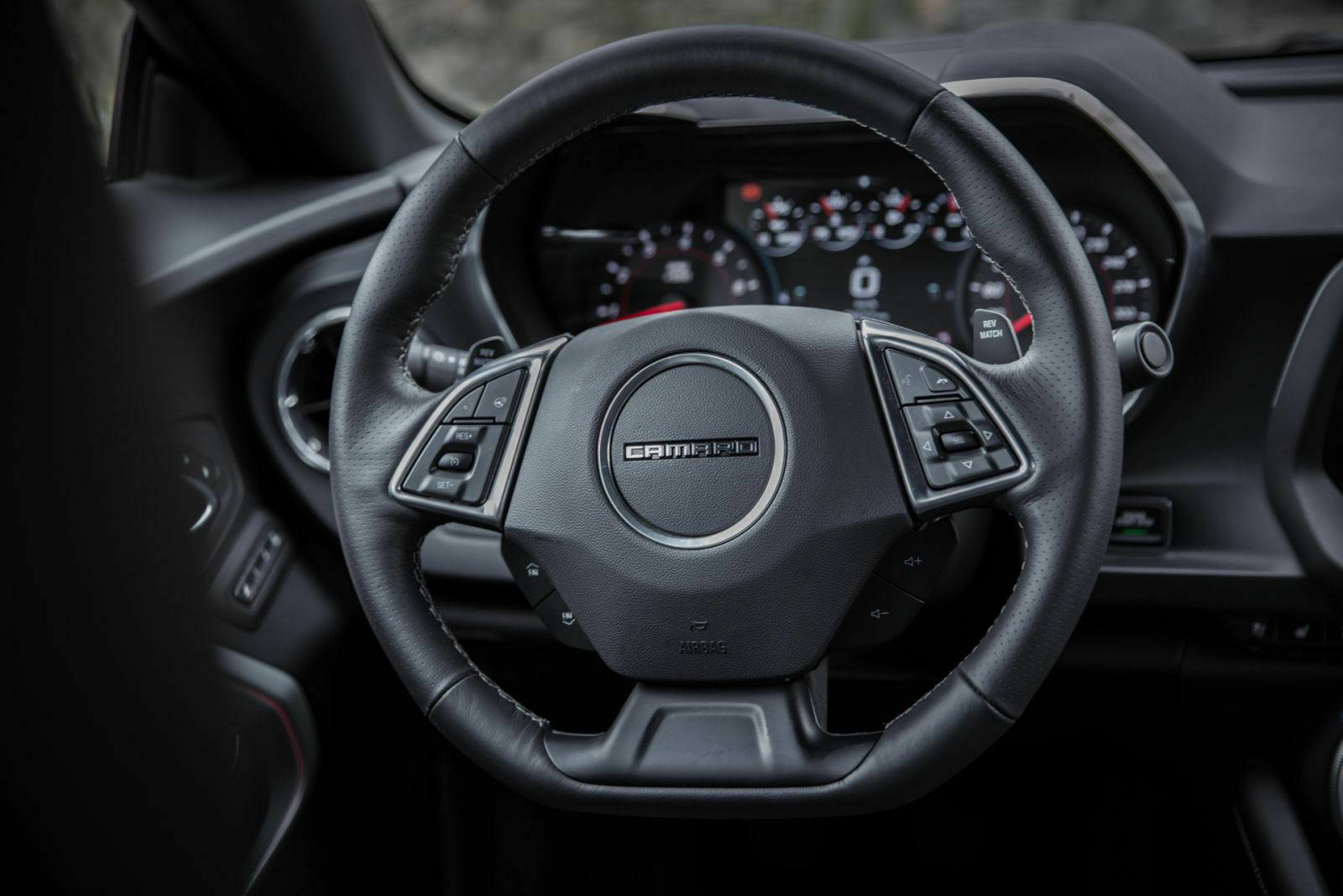 Liegt gut in der Hand, die Sitzposition passt: Der Arbeitsplatz im Camaro V8