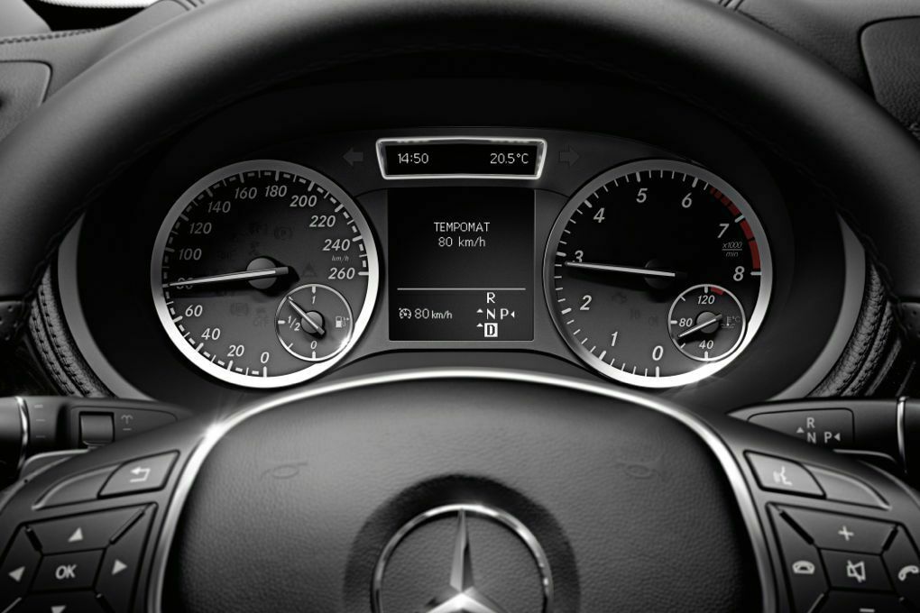 Tempomat in einem Mercedes. Laut einer Studie kann der Helfer gefährlich sein