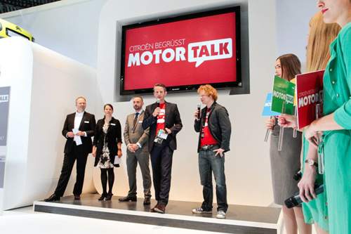 MOTOR-TALK-Geschäftsführer Tom Kedor ("MT-Tom") und Stephan Lützenkirchen von Citroën begrüßen die MOTOR-TALKer