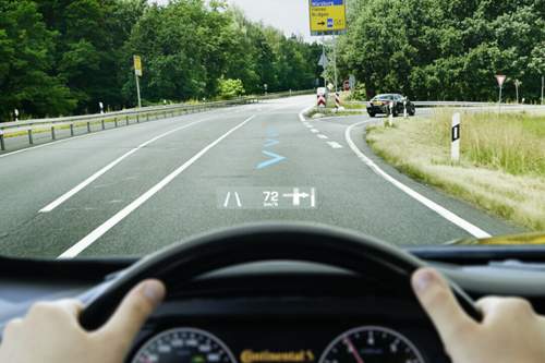 Blaue Pfeile auf der Straße, bitte abbiegen - bei Continental werden mit der Augmented Reality zusätzlich Hinweise auf die Fahrbahn projiziert
