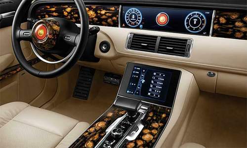 Das Interieur des Hongqi L5 zeigt Liebe zum Detail: Handgearbeitetes Holzdekor und ein klassischer Hup-Ring