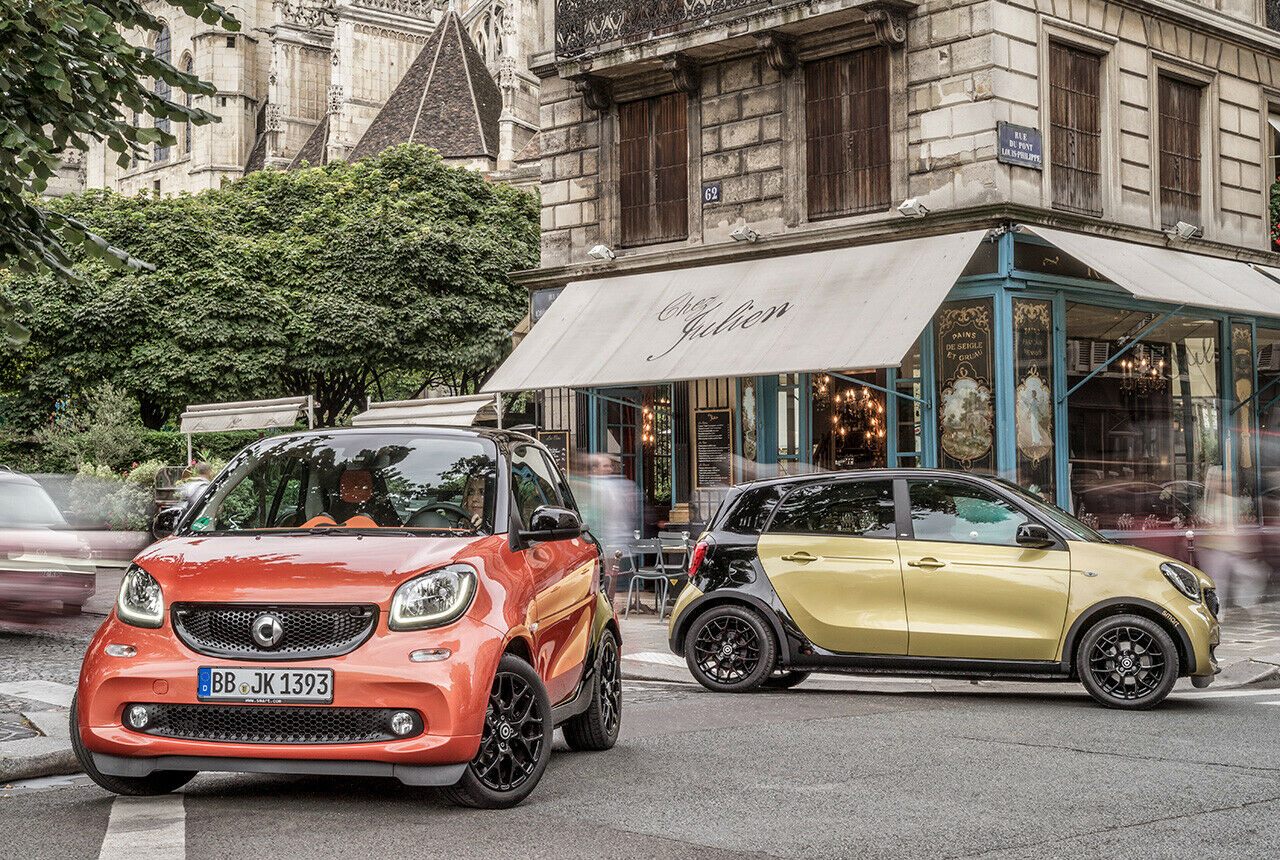 Offenbar wurden Smart und Twingo auf den NEFZ geeicht. Wird die Höchstgeschwindigkeit des Zyklus überschritten, stoßen beide enorm viel Ruß aus