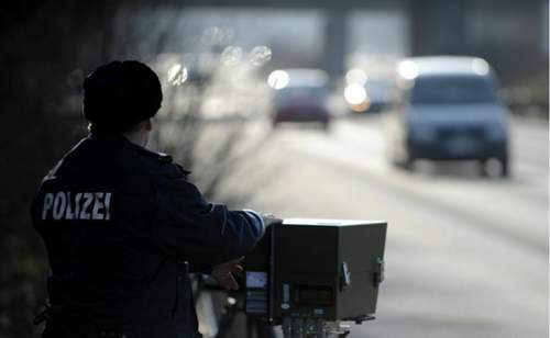 In Deutschland kann zu schnelles Fahren teuer werden. In der Schweiz kann es den Führerschein kosten.