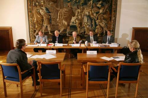 Kann ein Streit nicht im Vorverfahren beigelegt werden, treffen sich die Streitenden vor der Kfz-Schiedskommission