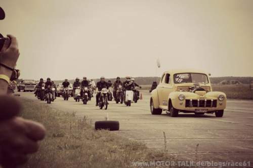 Beim Race 61 treten amerikanische Hot Rods und Motorräder zum Rennen auf der Achtelmeile an