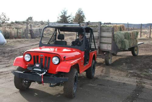Top-Speed 15 Meilen: Jedenfalls, wenn der Mahindra Roxor als Zugfahrzeug genutzt wird. Mit freiem Haken darf der "Retro-Jeep" maximal 45 mph (72 km/h) schnell fahren