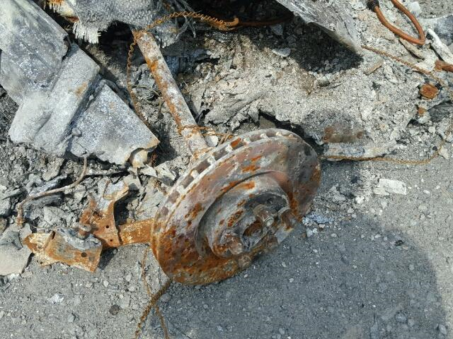 Manche Teile steckten den Brand einigermaßen gut weg: Bremsscheibe, Antriebswelle und Auspuffanlage sind immerhin noch zu erkennen