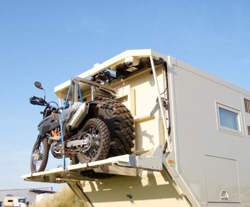 Der Unicat MD77h hat Platz für ein Enduro-Motorrad. Und den Treibstoff dazu: Für Begleitfahrzeuge steht ein 175 Liter großer Benzintank bereit