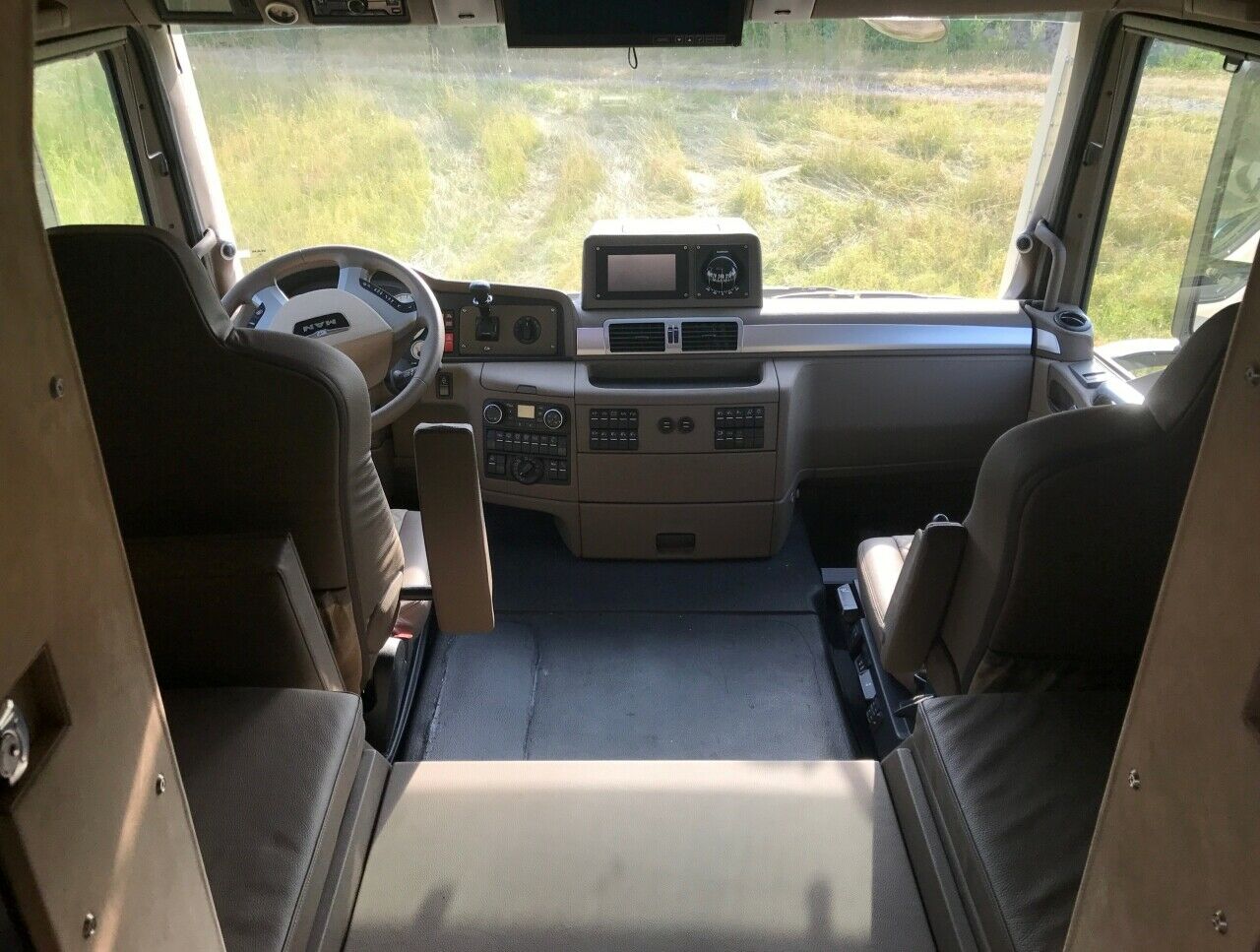 Welches Cockpit braucht Langstrecken-Qualitäten, wenn nicht das des Unicat MD77h: Voll-Leder und Recaro-Komfortsitze