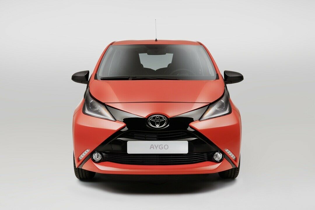Das X im Grill markiert den neuen Aygo. In Genf stellt Toyota den Kleinwagen vor