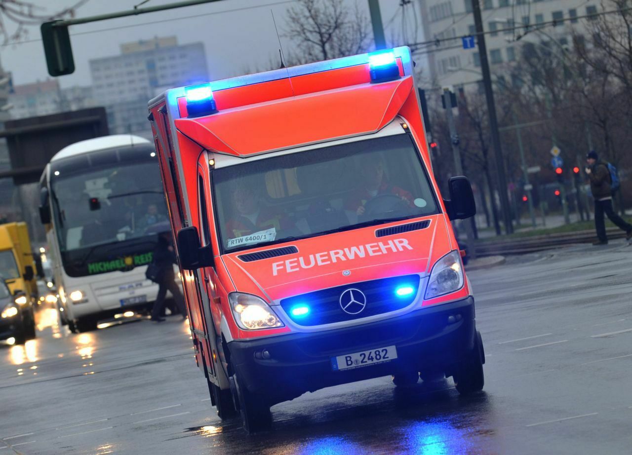 Viele Autofahrer reagieren unsicher, wenn von hinten ein Einsatzfahrzeug mit Blaulicht naht. Dabei ist die Regel einfach: Den Weg freimachen