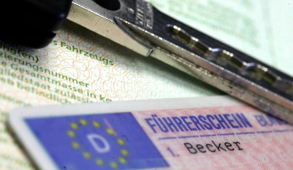 Der Führerschein ist vielen Menschen sehr wichtig - das will die Politik nun ausnutzen und droht mit dem Entzug der Fahrerlaubnis