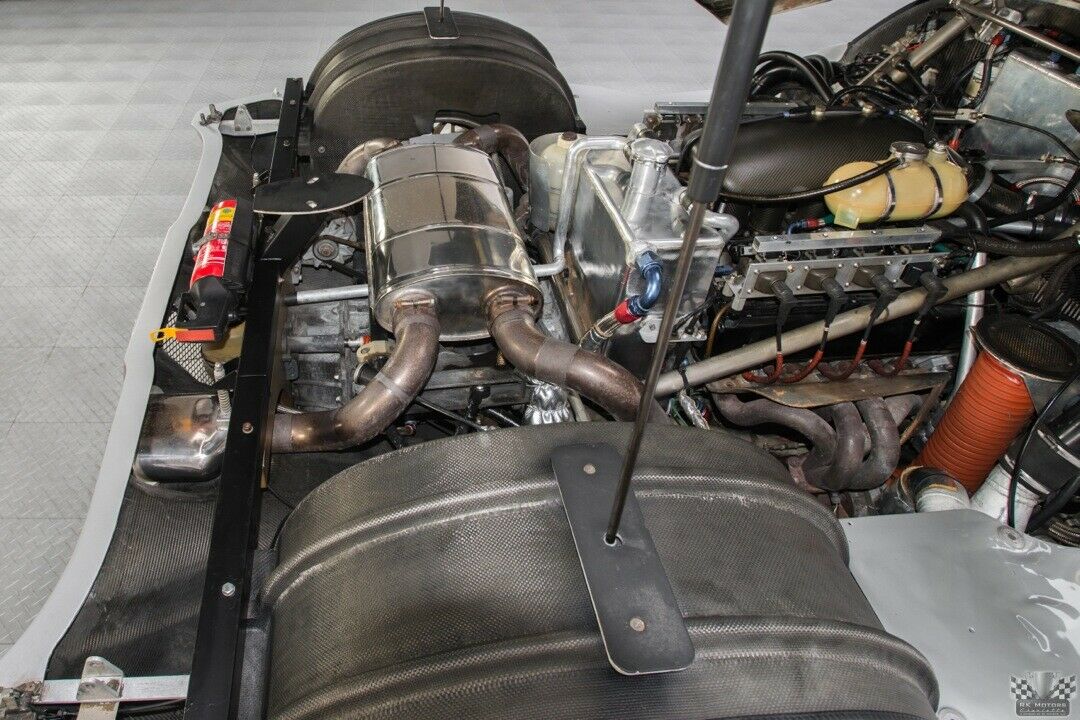 Unter der Carbon-Karosse steckt ein 5,6-Liter-V8 von Mercedes