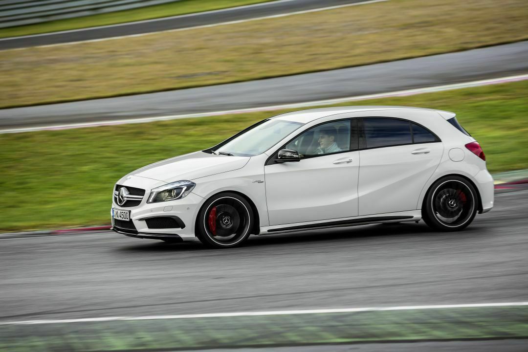 Die Servolenkung im AMG 45 arbeitet geschwindigkeitsabhängig und mit konstanter Lenkübersetzung von 14,5 : 1.