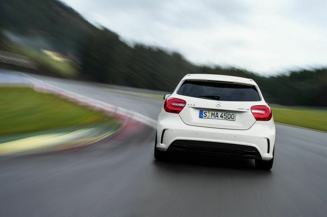 Ein Kurvendynamik-Assistent sorgt auch bei deaktiviertem ESP per leichtem Einbremsen für Sicherheit - laut Daimler "unmerklich".