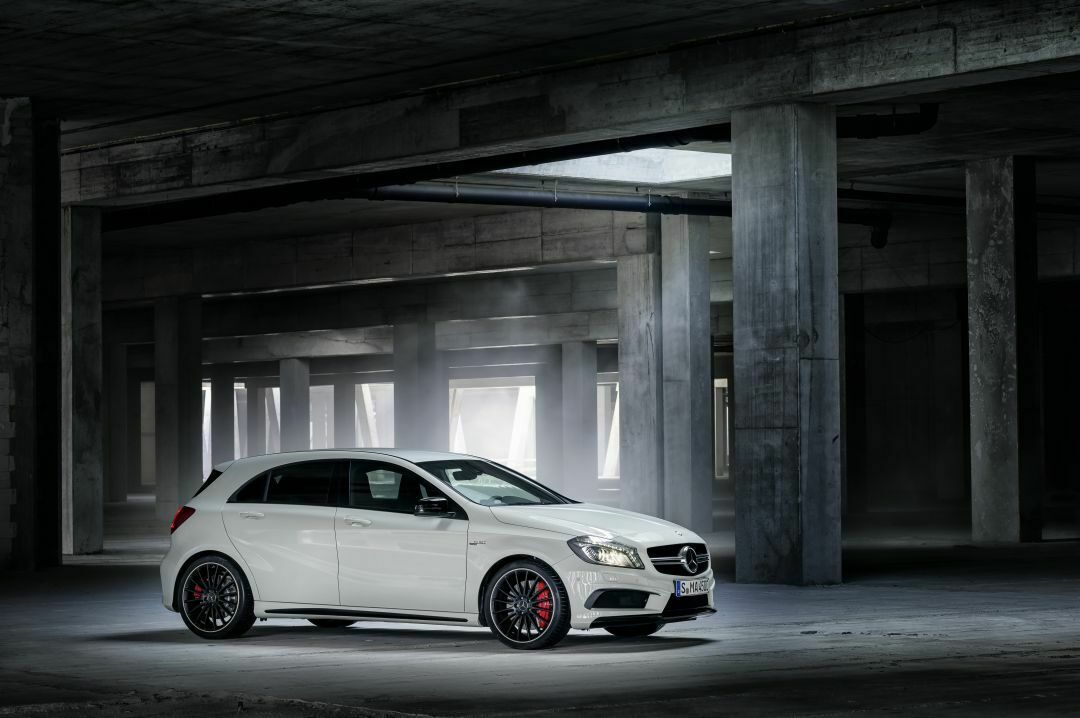 Serienmäßig steht der Mercedes A 45 AMG auf 18-Zöllern, gegen Aufpreis gibt es auch 19-Zöller.