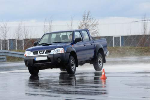 Wasser und der rutschige Belag verhindern, dass der Pick-up hier seinen Hinterreifen hebt