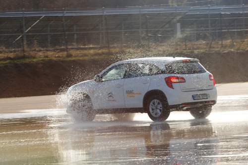 Das Auto rutscht, Wasser spritzt und die Lenkerin bremst - der ganz normale Alltag auf dem ADAC-Gelände in Nohra