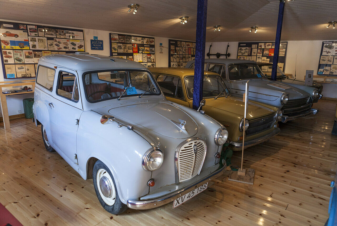 Neben 47 Autos werden auf den 1.200 Quadratmetern auch viele Bücher, Schilder und andere Austin-Stücke ausgestellt