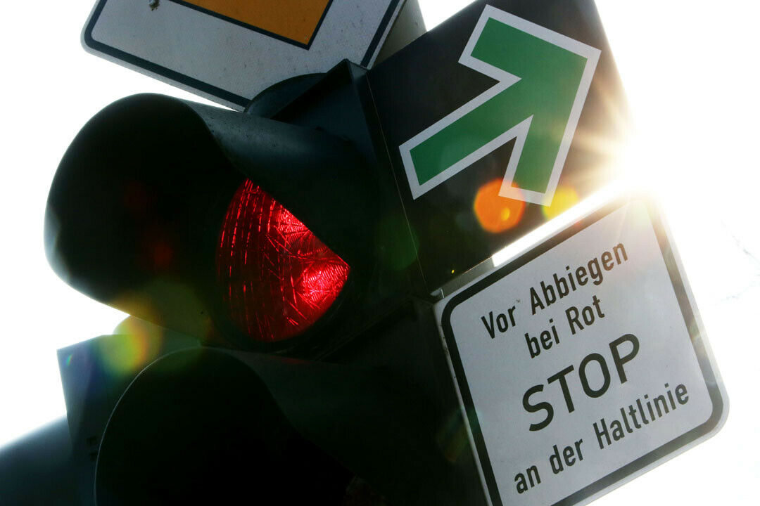 Hier kann der Autofahrer sich entscheiden: Er kann bei Rot abbiegen, muss es aber nicht
