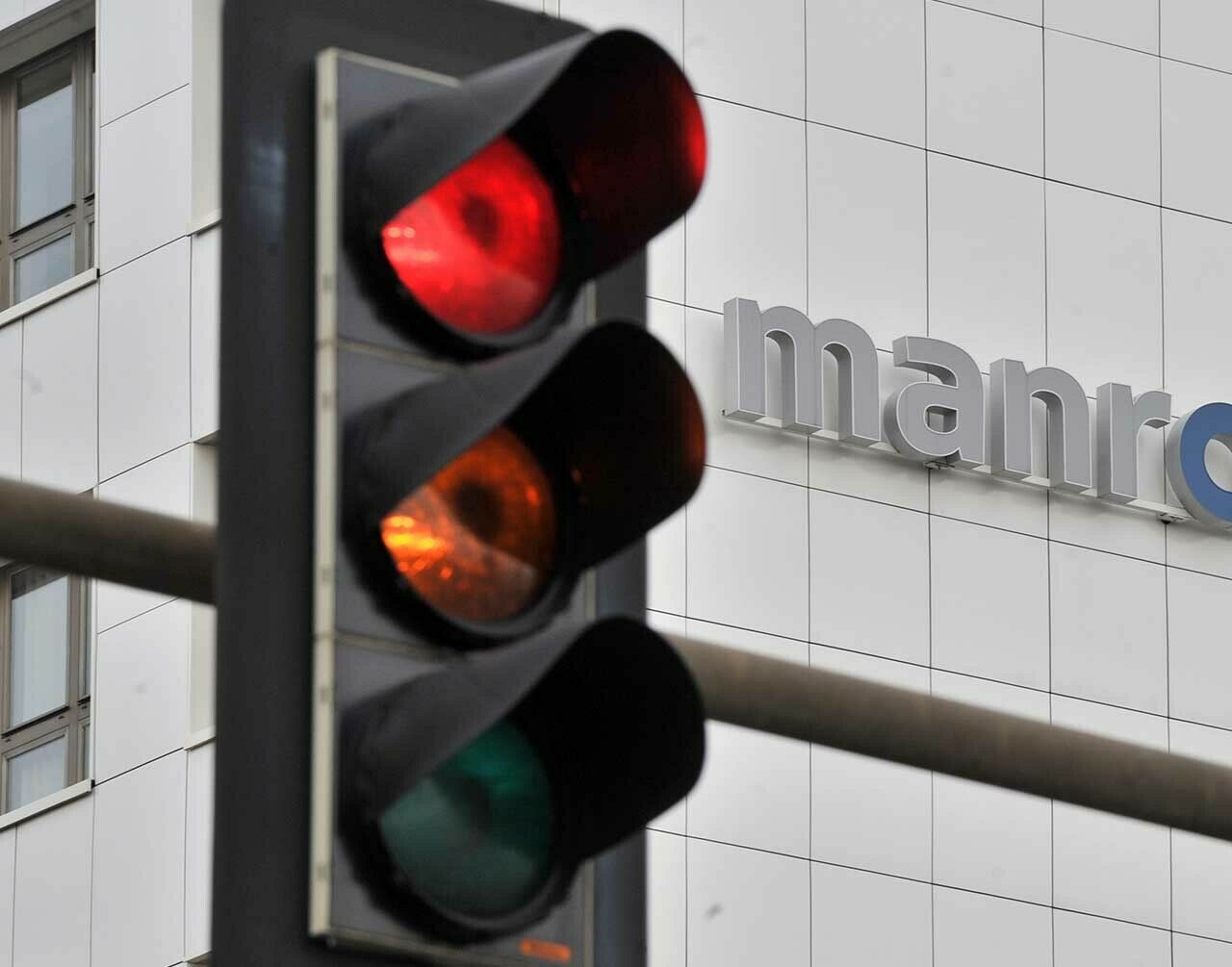 Anhalten bei Gelb: Kann der Autofahrer mit einer normalen Betriebsbremsung nicht vor der Haltelinie, aber vor der Lichtzeichenanlage stoppen, darf er nicht in den Kreuzungsbreich einfahren