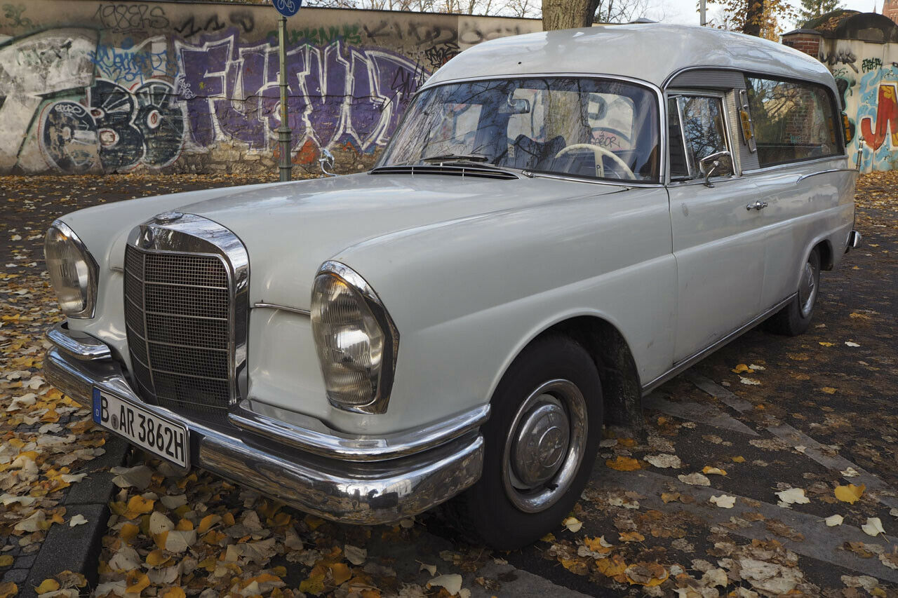 In Berlin Kreuzberg kennt ihn jeder: Die Mercedes-Heckflosse von Paul Knopf