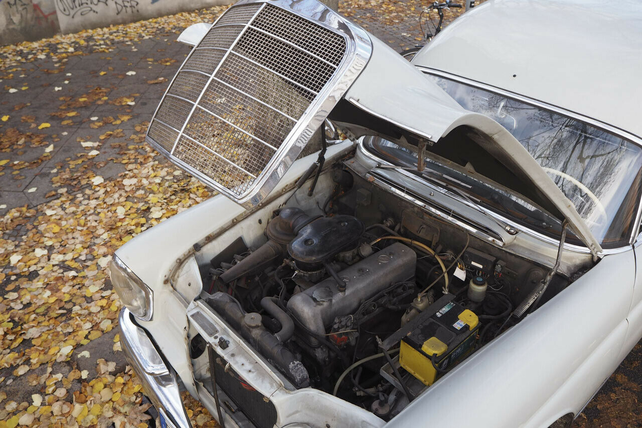 Unter der Haube des W111: Ein Reihensechser und viel Platz