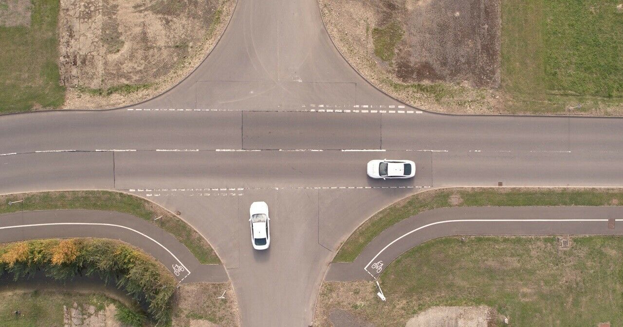 Wer fährt zuerst? Klären die Autos unter sich